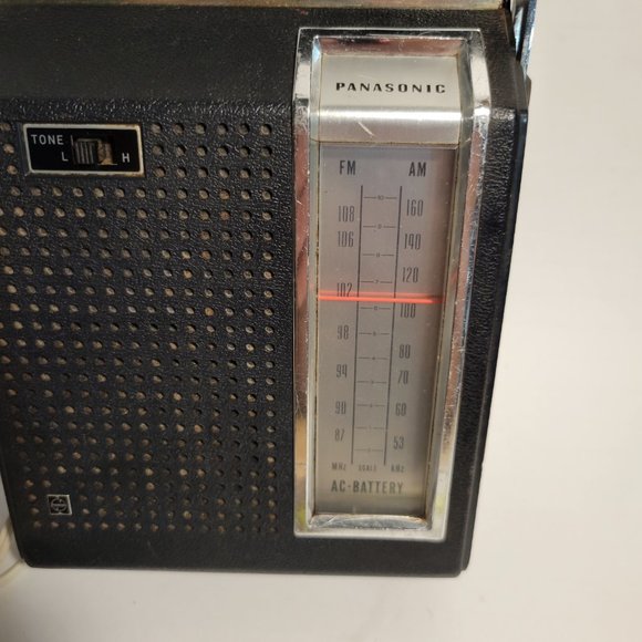 Vintage Panasonic AM/FM Radio Model RF-689 Working * 1 - Picture 3 of 11